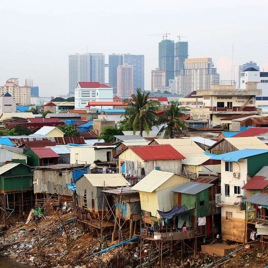 O crescimento desordenado das cidades leva a problemas graves como congestionamentos, poluição, falta de áreas verdes e serviços públicos sobrecarregados. Isso ocorre devido à expansão sem planejamento, onde o desenvolvimento urbano não acompanha a infraestrutura necessária, resultando em qualidade de vida reduzida e desafios ambientais significativos para as comunidades urbanas.