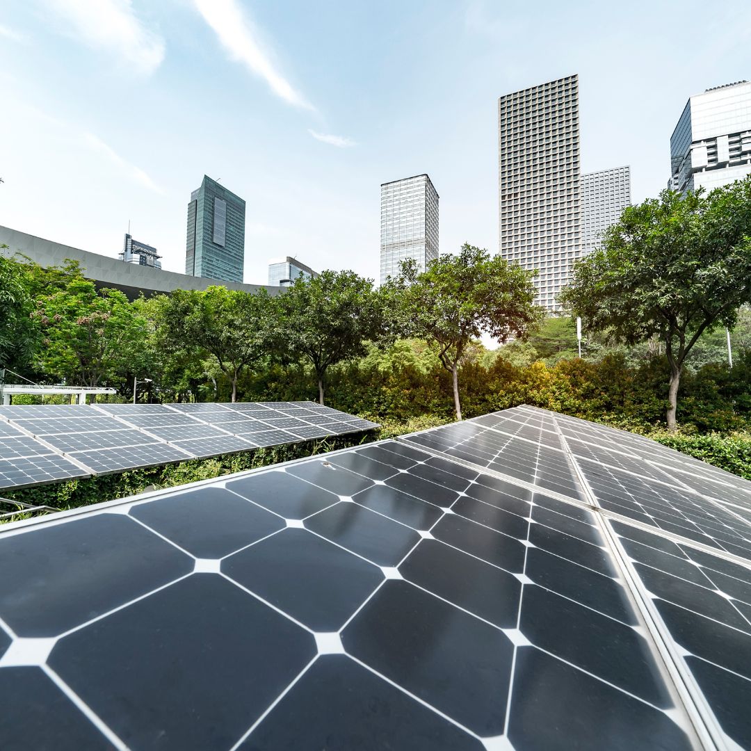 Cidades Sustentáveis. Independência Energética: A utilização de energias renováveis aumenta a independência energética das cidades, diminuindo a dependência de combustíveis fósseis e promovendo a segurança energética.